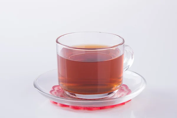 Tee in Glas Tasse oder Glas Tasse schwarzen Tee auf einem Hintergrund. — Stockfoto