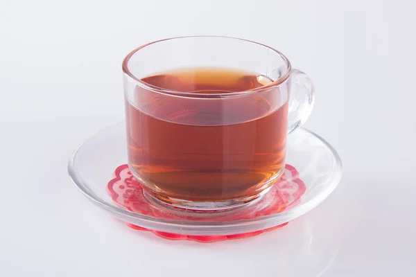 Tee in Glas Tasse oder Glas Tasse schwarzen Tee auf einem Hintergrund. — Stockfoto