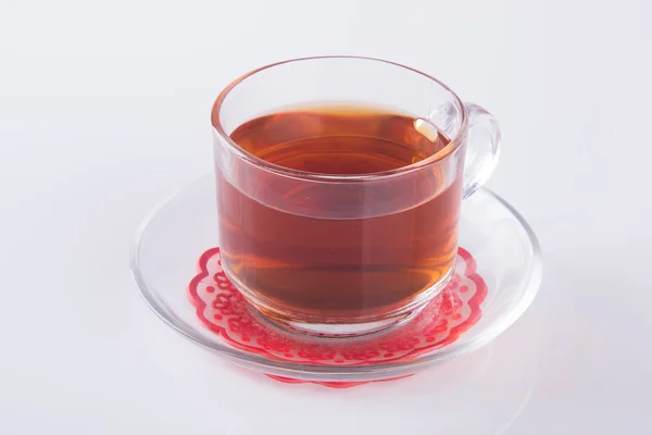 Chá em copo de vidro ou xícara de vidro de chá preto em um fundo . — Fotografia de Stock