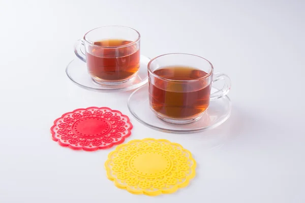 Thé en tasse en verre ou tasse en verre de thé noir sur un fond . — Photo