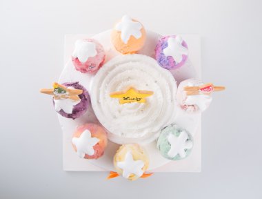 kek. arka planda Pastalar