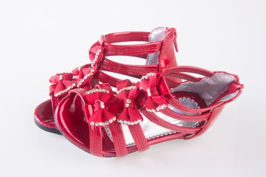 arka plan üzerinde izole sandalet çocuklar