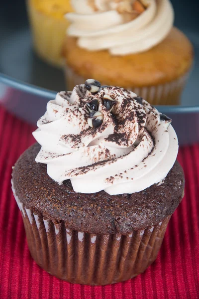 Pastelito. cupcakes de chocolate en el fondo — Foto de Stock