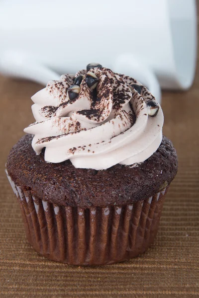 Pastelito. cupcakes de chocolate en el fondo — Foto de Stock
