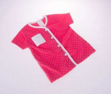 gömlek. arka planda bebek giysileri