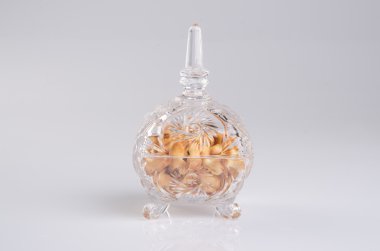 bir arka plan üzerinde gıda ile kristal kase.