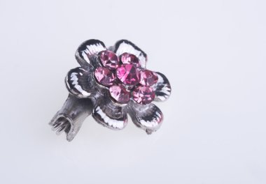 broş. arka planda broş