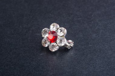 broş. arka planda broş