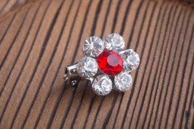 broş. arka planda broş