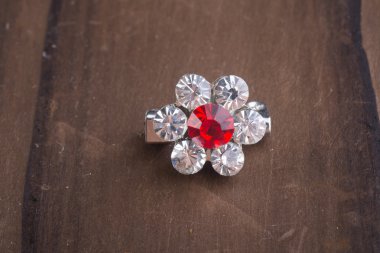 broş. arka planda broş