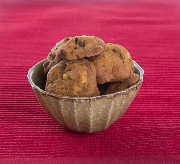 Cookies aux pépites de chocolat sur fond — Photo