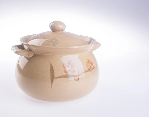Pot, pot de nourriture en céramique sur fond . — Photo