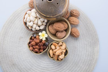 Kafayı yemiş. arka planında karışık Kuruyemiş