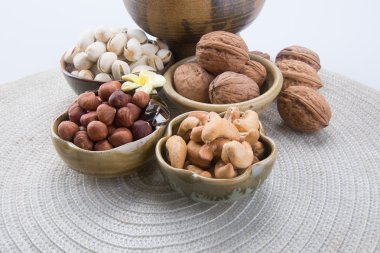 Kafayı yemiş. arka planında karışık Kuruyemiş