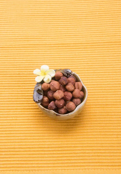 Ořechy. lískové oříšky na pozadí — Stock fotografie