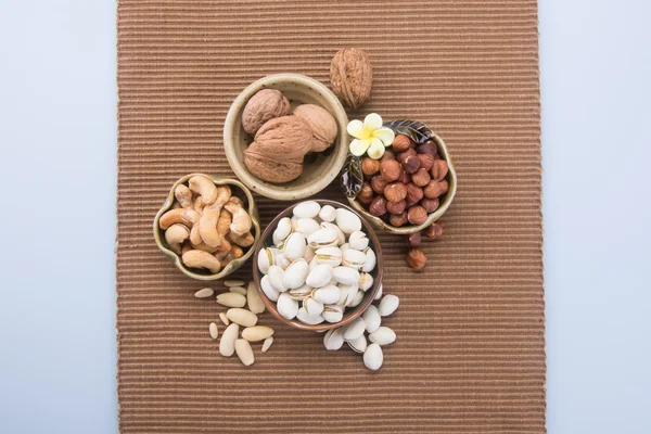Nötter. blandade nötter i bakgrunden — Stockfoto