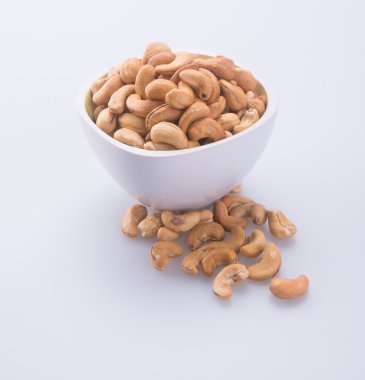 Kafayı yemiş. arka planda kaju fıstığı