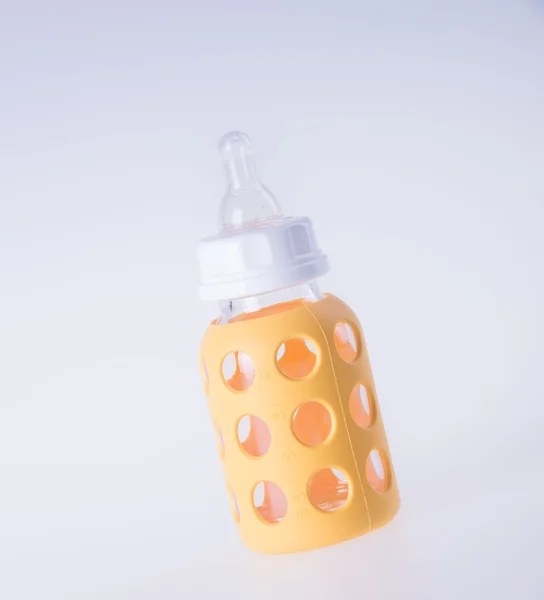 Baby glasflaska. nappflaska glas på en bakgrund. — Stockfoto