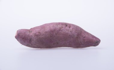 tatlı patates veya bir arka plan üzerinde kırmızı tatlı patates.