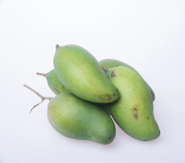 Mango of groene mango op een achtergrond. — Stockfoto