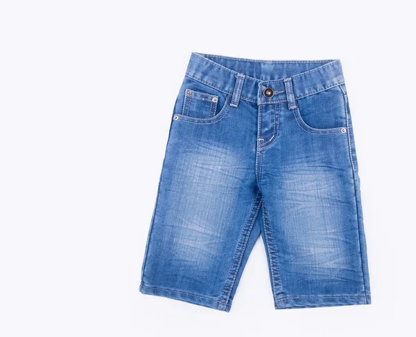 Jeans o pantaloncini jeans isolati su sfondo bianco . — Foto Stock