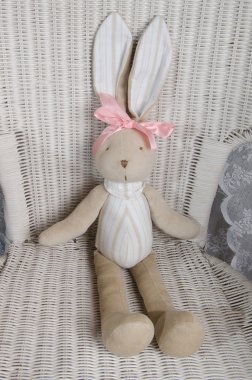 oyuncak ya da bir arka plan üzerinde şirin oyuncak tavşan.