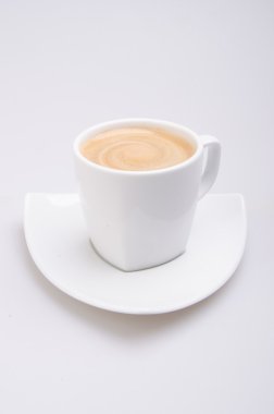 Arka planda bir fincan kahve.