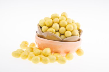 Peanutes veya arka plan üzerinde çıtır kaplamalı fıstık.