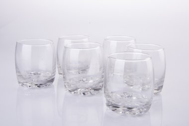 Cam bardak veya arka plan üzerinde boş bardak kupa.