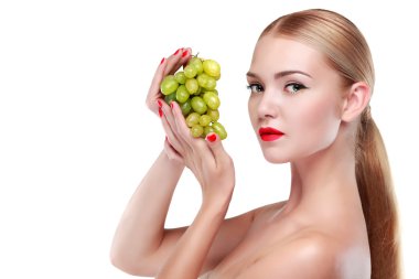 Beyaz bir arka plan üzerinde izole meyve ile genç AK başlı kız portresi