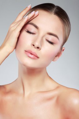 Seksi whiteheaded genç kadının güzel mavi gözlü bir ışık - izole gri arka plan, duygular, kozmetik portre portre