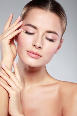 Seksi whiteheaded genç kadının güzel mavi gözlü bir ışık - izole gri arka plan, duygular, kozmetik portre portre