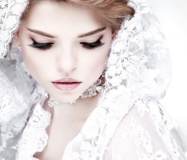 zarif kız portresi moda tarzıdır. Düğün dekorasyon. Beyaz bir arka plan üzerinde izole