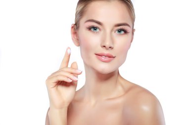 Seksi whiteheaded genç kadının güzel mavi gözlü izole beyaz bir arka plan, duygular, kozmetik portre portre