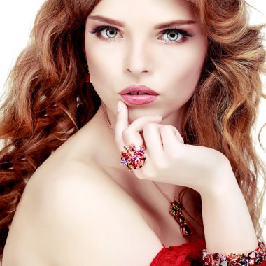 Beyaz bir arka plan üzerinde izole kırmızı giysili güzel bir genç whiteheaded kadın olduğunu