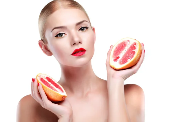 Retrato de una joven cabeza blanca con fruta aislada sobre un fondo blanco — Foto de Stock