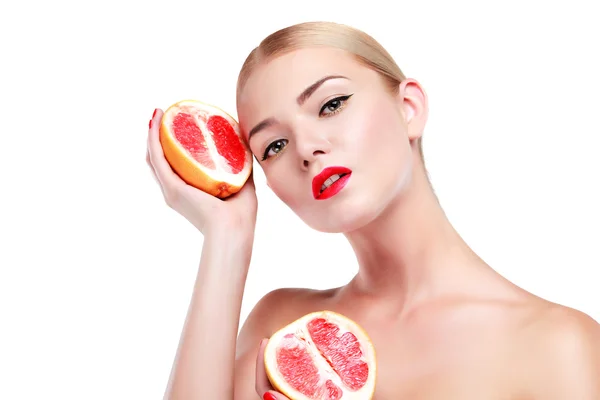 Retrato de una joven cabeza blanca con fruta aislada sobre un fondo blanco — Foto de Stock