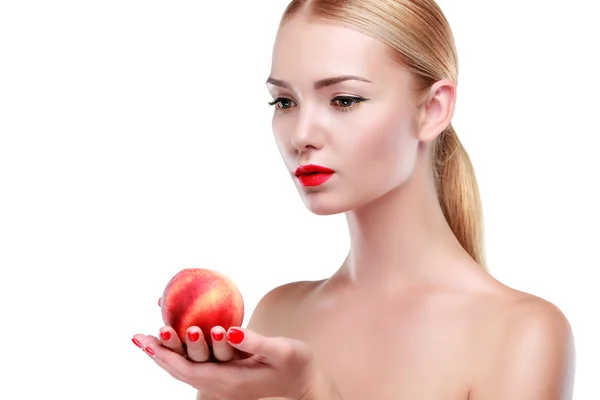 Retrato de una joven cabeza blanca con fruta aislada sobre un fondo blanco — Foto de Stock