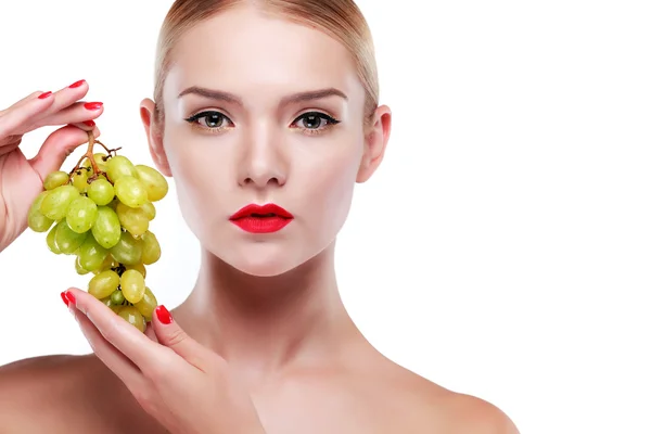 Retrato de menina de cabeça branca jovem com frutas isoladas em um fundo branco — Fotografia de Stock