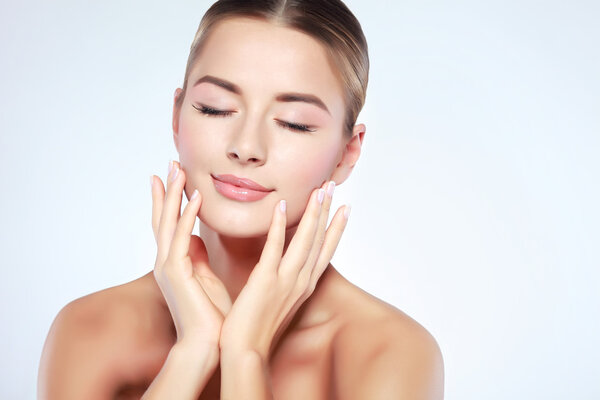 Крупный план портрет сексуальной белоголовой молодой женщины с красивыми голубыми глазами, изолированными на светлом фоне, эмоциями, косметикой
