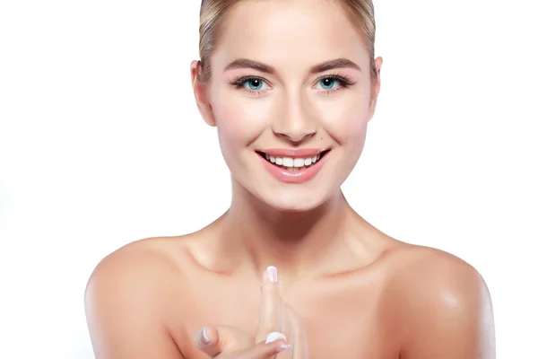 Closeup retrato de sexy whiteheaded jovem mulher com belos olhos azuis isolado em um fundo branco, emoções, cosméticos — Fotografia de Stock