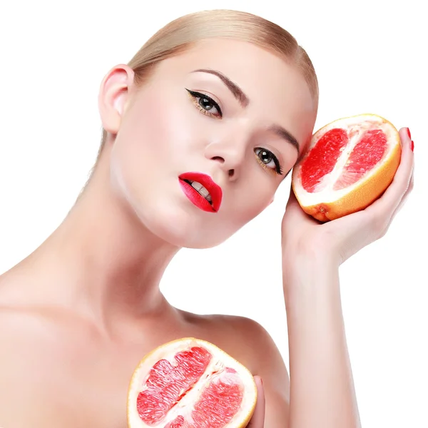 白头的年轻女孩与水果孤立在白色背景上的肖像 — 图库照片