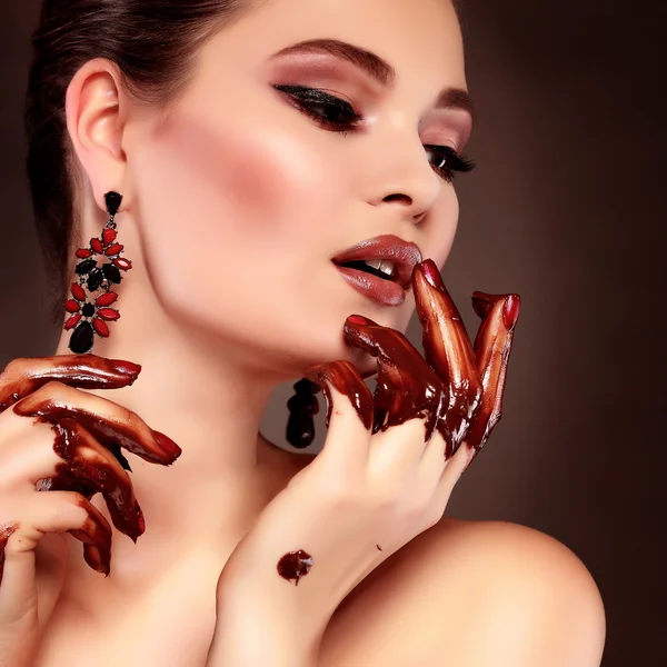 Beautiful sexual  girl with green eyes in a molten chocolate — Stock Photo, Image