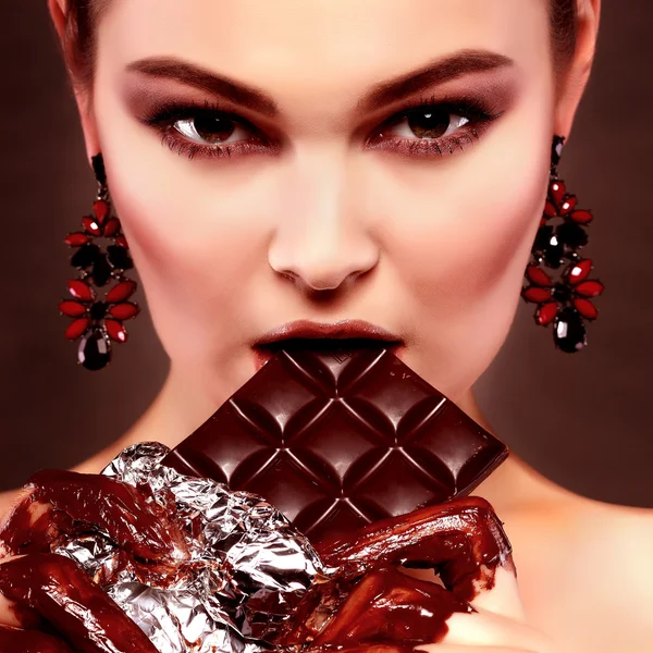 Belle fille sexuelle aux yeux verts dans un chocolat fondu — Photo
