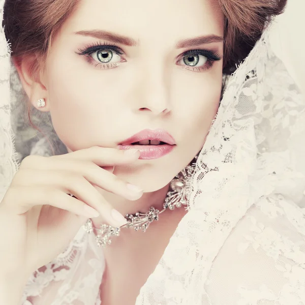 Ett porträtt av elegant flicka är i mode stil. bröllop dekoration. isolerad på en vit bakgrund — Stockfoto