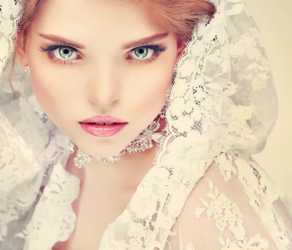 Портрет элегантной девушки в стиле моды. Свадебное украшение. Изолированный на белом фоне — стоковое фото