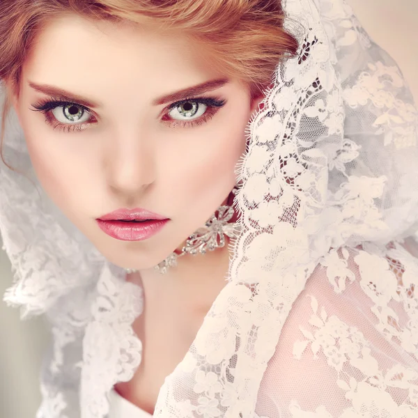 Ein Porträt eines eleganten Mädchens liegt im Trend. Hochzeitsschmuck. isoliert auf weißem Hintergrund — Stockfoto