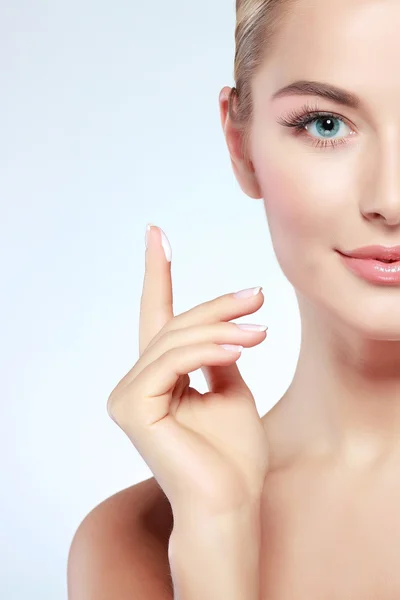 Gros plan portrait de sexy jeune femme à tête blanche avec de beaux yeux bleus isolés sur un fond blanc, émotions, cosmétiques — Photo