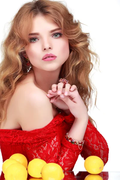 Eine schöne junge weißköpfige Frau in roter Kleidung, isoliert auf weißem Hintergrund — Stockfoto