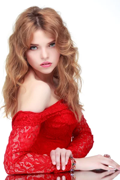 Una bella giovane donna dai capelli bianchi è in abiti rossi, isolata su uno sfondo bianco — Foto Stock